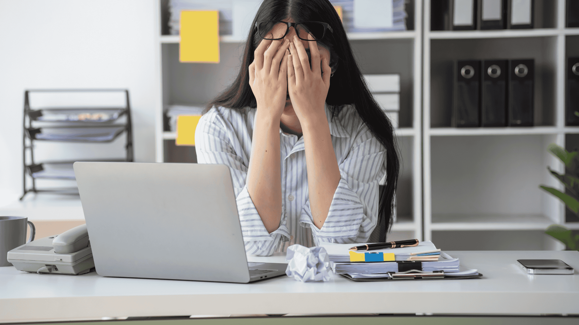 vrouw die stress heeft op haar werk