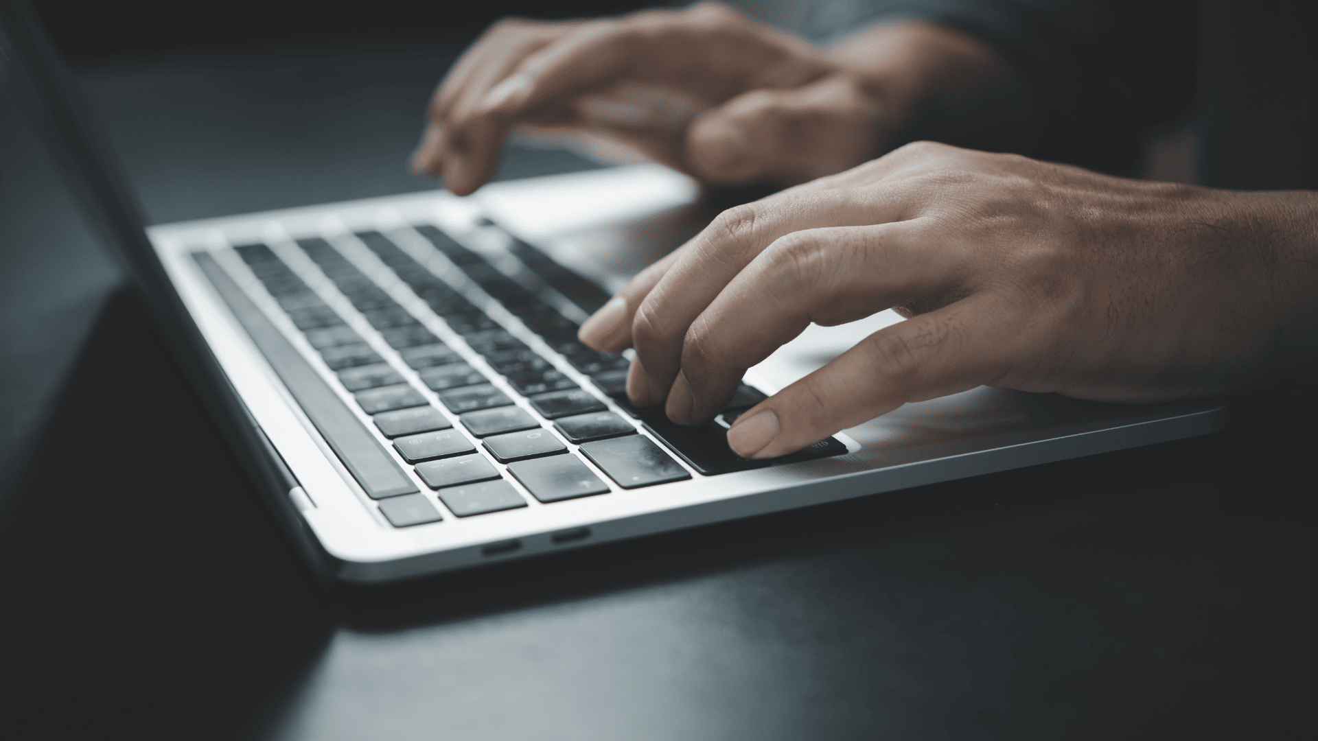 Man typt op een laptop, bezig met het werken aan ICT-projecten en het volgen van de laatste technologieën in de sector.